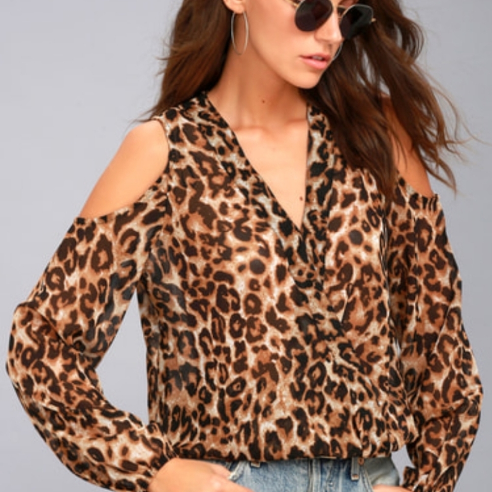 RD Style Ladies Small leopard cold shoulder v neck blouse NWT [105]